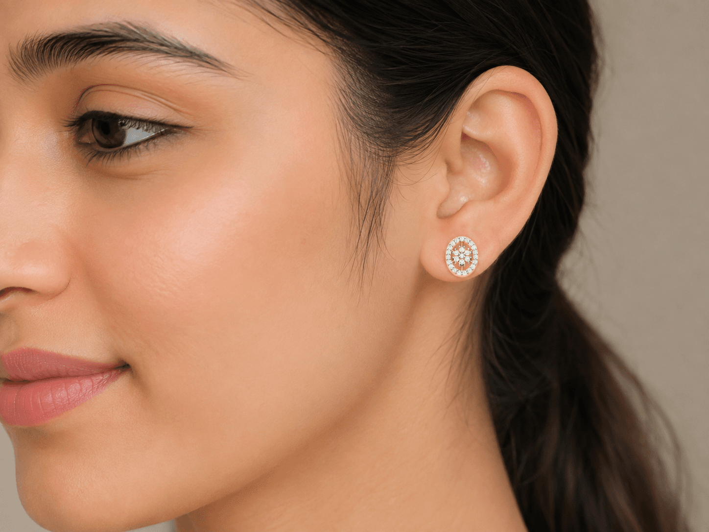 Oval Diamond Stud , Yellow Gold , 18 K